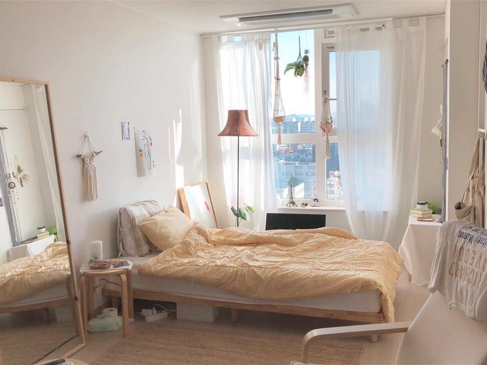 Mẫu phòng ngủ phong cách Hàn với rèm cửa mỏng, xuyên thấu